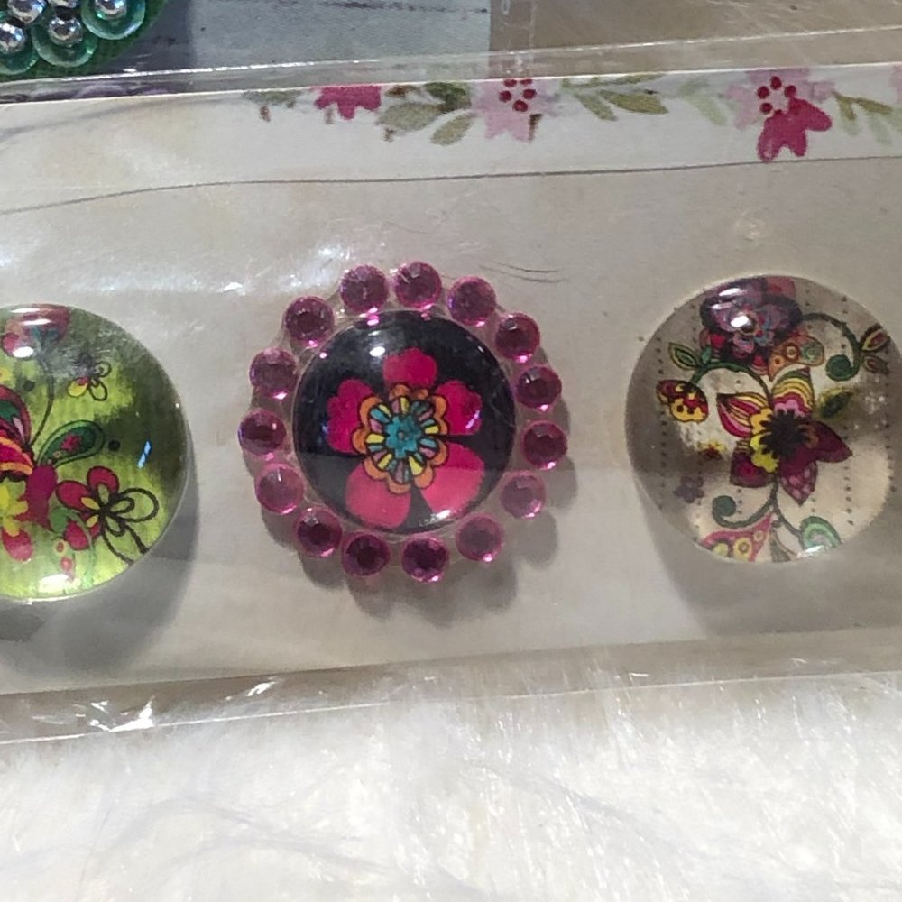 Mix of scrapbooking accessories, brads/pebbles and flowers - Picture 5 of 7